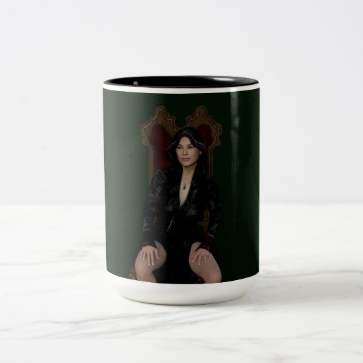 Scarlett Chevalier sitzt auf Stuhl Zweifarbige Tasse (Mittel)