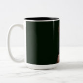 Scarlett Chevalier sitzt auf Stuhl Zweifarbige Tasse (Links)