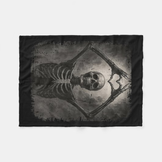 Scary Skeleton Hands Heart Sign Funny Halloween Co Fleecedecke (Vorderseite (Horizontal))