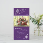 Scattered Snowflakes Holiday Fotokarte (lila) Feiertagskarte (Stehend Vorderseite)