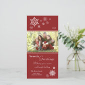 Scattered Snowflakes Holiday Fotokarte (rot) Feiertagskarte (Stehend Vorderseite)