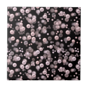 Scatterings von rosa und weißen Perlen auf schwarz Fliese