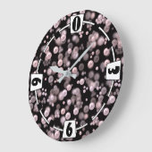 Scatterings von rosa und weißen Perlen auf schwarz Große Wanduhr (Winkel)
