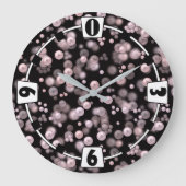 Scatterings von rosa und weißen Perlen auf schwarz Große Wanduhr (Vorderseite)