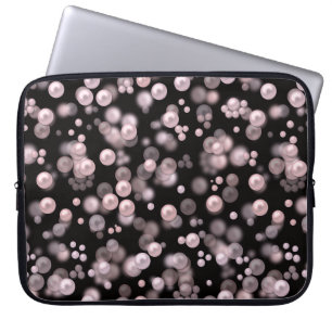 Scatterings von rosa und weißen Perlen auf schwarz Laptopschutzhülle