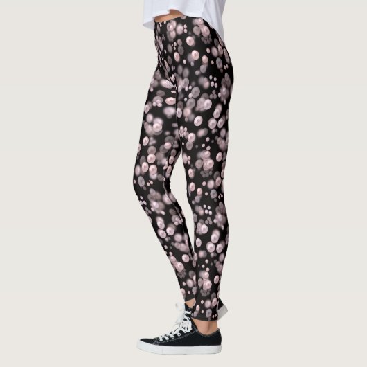 Scatterings von rosa und weißen Perlen auf schwarz Leggings (Links)