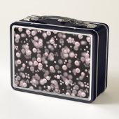 Scatterings von rosa und weißen Perlen auf schwarz Metall Brotdose (Rückseite)