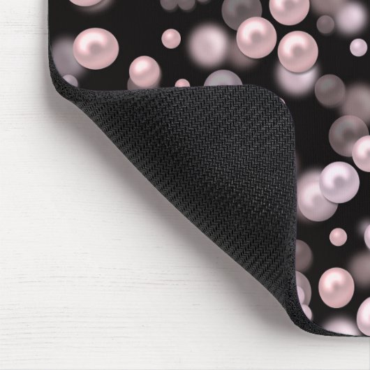 Scatterings von rosa und weißen Perlen auf schwarz Mousepad (Ecke)