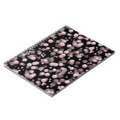 Scatterings von rosa und weißen Perlen auf schwarz Notizblock (Linke Seite)