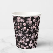 Scatterings von rosa und weißen Perlen auf schwarz Pappbecher (Rückseite)