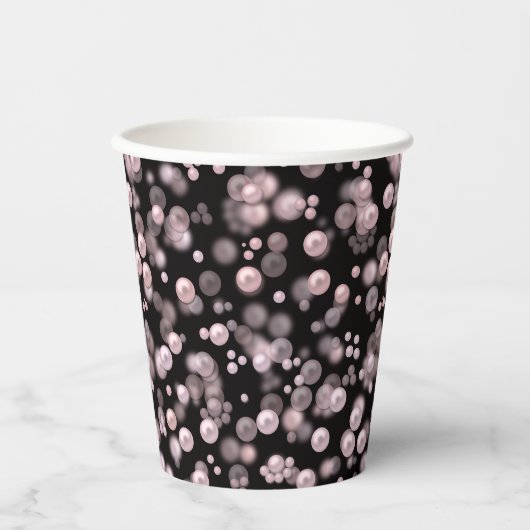 Scatterings von rosa und weißen Perlen auf schwarz Pappbecher (Vorderseite)