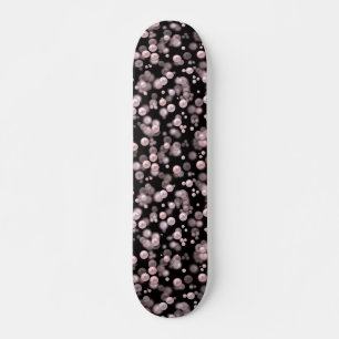 Scatterings von rosa und weißen Perlen auf schwarz Skateboard
