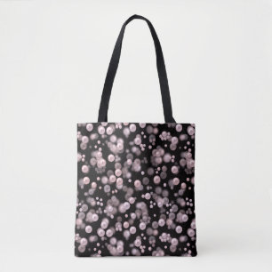 Scatterings von rosa und weißen Perlen auf schwarz Tasche