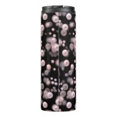 Scatterings von rosa und weißen Perlen auf schwarz Thermosbecher (Rückseite)