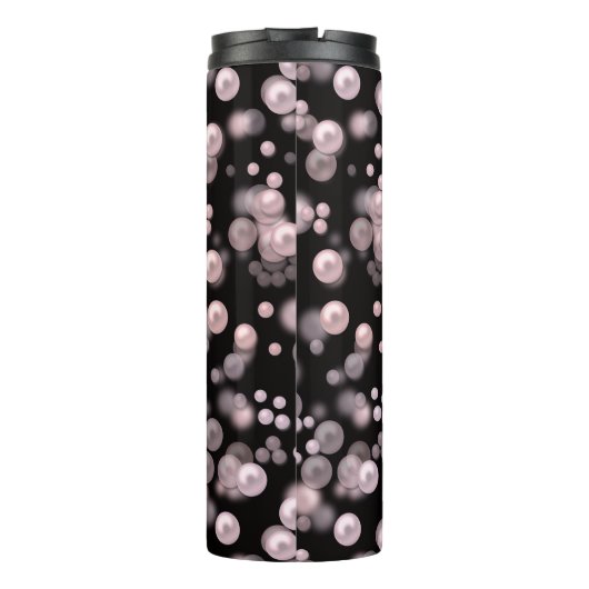 Scatterings von rosa und weißen Perlen auf schwarz Thermosbecher (Rückseite)
