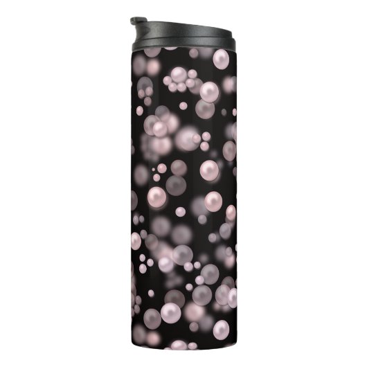 Scatterings von rosa und weißen Perlen auf schwarz Thermosbecher (Nach rechts gedreht)