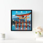 Scenic Landscape with Japanese Torii Gate Quadratische Wanduhr (Zuhause)