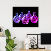 Schablonierte Glasflaschen schwarzer Hintergrund W Poster (Heimbüro)
