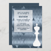 Schach King Geometric Dusty Blau und Weiß Geburtst Einladung (Vorne/Hinten)