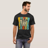 Schach Retro Graphic Chess Player Checkmate Board  T-Shirt (Vorne ganz)