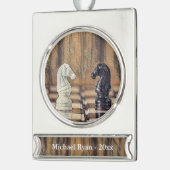 Schach Rittern Schachbrett Personalisiertes Weihna Banner-Ornament Silber (Links)