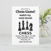 Schach schaut auf meinen nächsten Schachzug Einladung (Stehend Vorderseite)