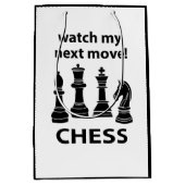 Schach schaut auf meinen nächsten Schachzug Mittlere Geschenktüte (Vorderseite)