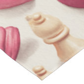Schach- und Herz-Valentinsmuster Tischdecke (Schrägansicht)
