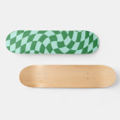 Schachbrett auf der Rückseite grün und blau gepols Skateboard (Horizontal)