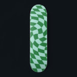 Schachbrett auf der Rückseite grün und blau gepols Skateboard<br><div class="desc">Trendy,  moderne psychedelische Retro-Design verzerrt und verschleiert Schachbrettmuster. Sieben Dreißiger haben Karos für dich zerrissen. Karrieregezogenes Skateboard,  Skateboard für verdrillte Karos,  Retro 77 karierte Skateboard</div>