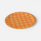 Schachbrett-Design für Licht und Dunkel-Orange Pappteller (Schrägansicht)