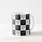 Schachbrett-Herzen Kaffeetasse (VorderseiteRechts)