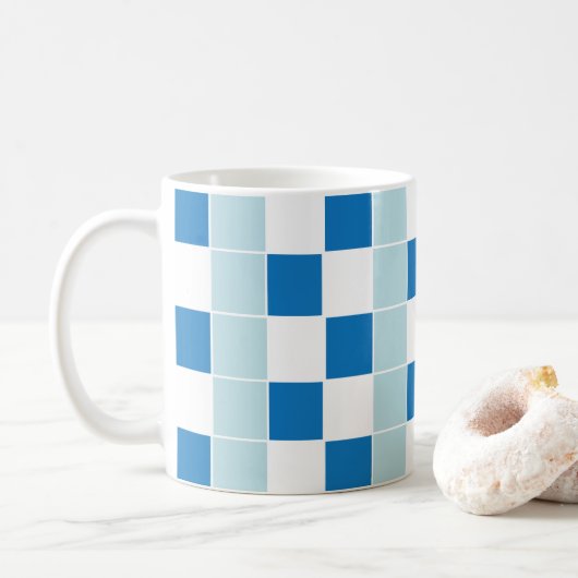 Schachbrett mit weißem blauem Karton Kaffeetasse (Mit Donut)