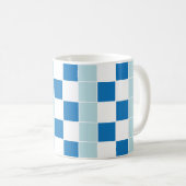 Schachbrett mit weißem blauem Karton Kaffeetasse (VorderseiteRechts)