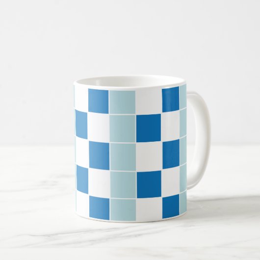 Schachbrett mit weißem blauem Karton Kaffeetasse (VorderseiteRechts)