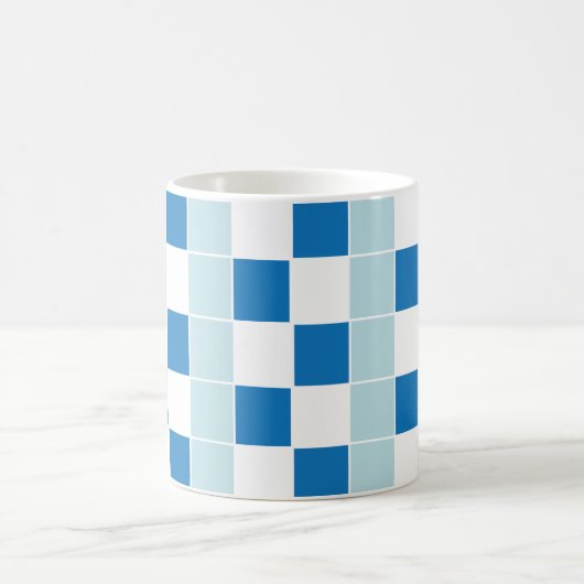 Schachbrett mit weißem blauem Karton Kaffeetasse (Mittel)