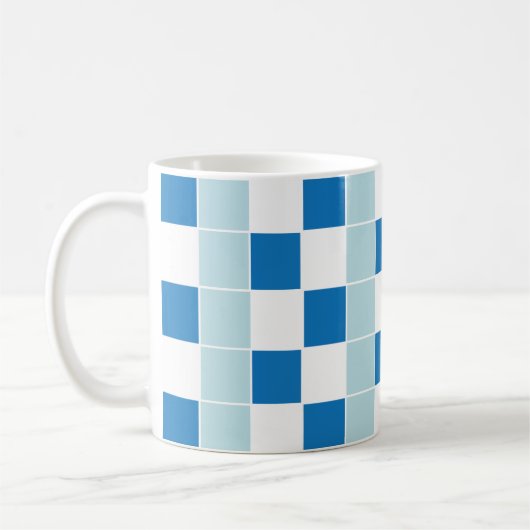 Schachbrett mit weißem blauem Karton Kaffeetasse (Links)