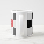Schachbrett-Monogramm Jumbo-Tasse (Rückseite)