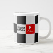 Schachbrett-Monogramm Jumbo-Tasse (Rechts)