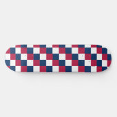 Schachbrett-Muster mit US-Flagge Skateboard (Horizontal)