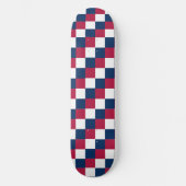 Schachbrett-Muster mit US-Flagge Skateboard (Vorderseite)