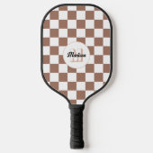 Schachbrett Quadrate Mocha-braunes Retro Monogramm Pickleball Schläger (Vorderseite)