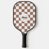 Schachbrett Quadrate Mocha-braunes Retro Monogramm Pickleball Schläger (Rückseite)