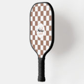 Schachbrett Quadrate Mocha-braunes Retro Monogramm Pickleball Schläger (Links)