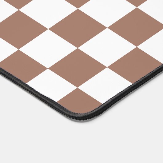 Schachbrett Quadrate Mocha-braunes Retro Monogramm Schreibtischunterlage (Ecke)
