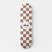 Schachbrett Quadrate Mocha-braunes Retro Monogramm Skateboard (Vorne)