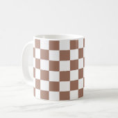 Schachbrett Quadrate mocha braunes, weißes geometr Kaffeetasse (Vorderseite Links)