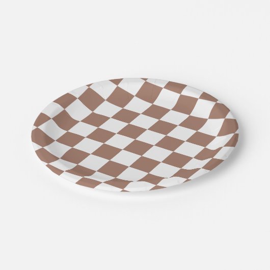 Schachbrett Quadrate mocha braunes, weißes geometr Pappteller (Schrägansicht)