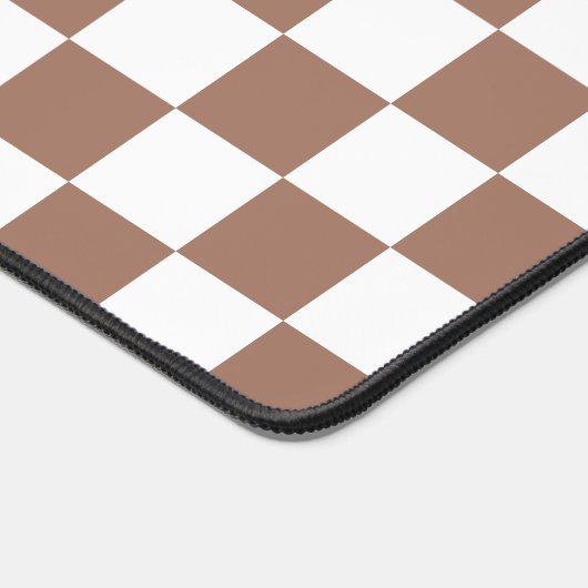 Schachbrett Quadrate mocha braunes, weißes geometr Schreibtischunterlage (Ecke)