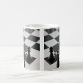 Schachbrett und Tasse der Stücke (Mittel)